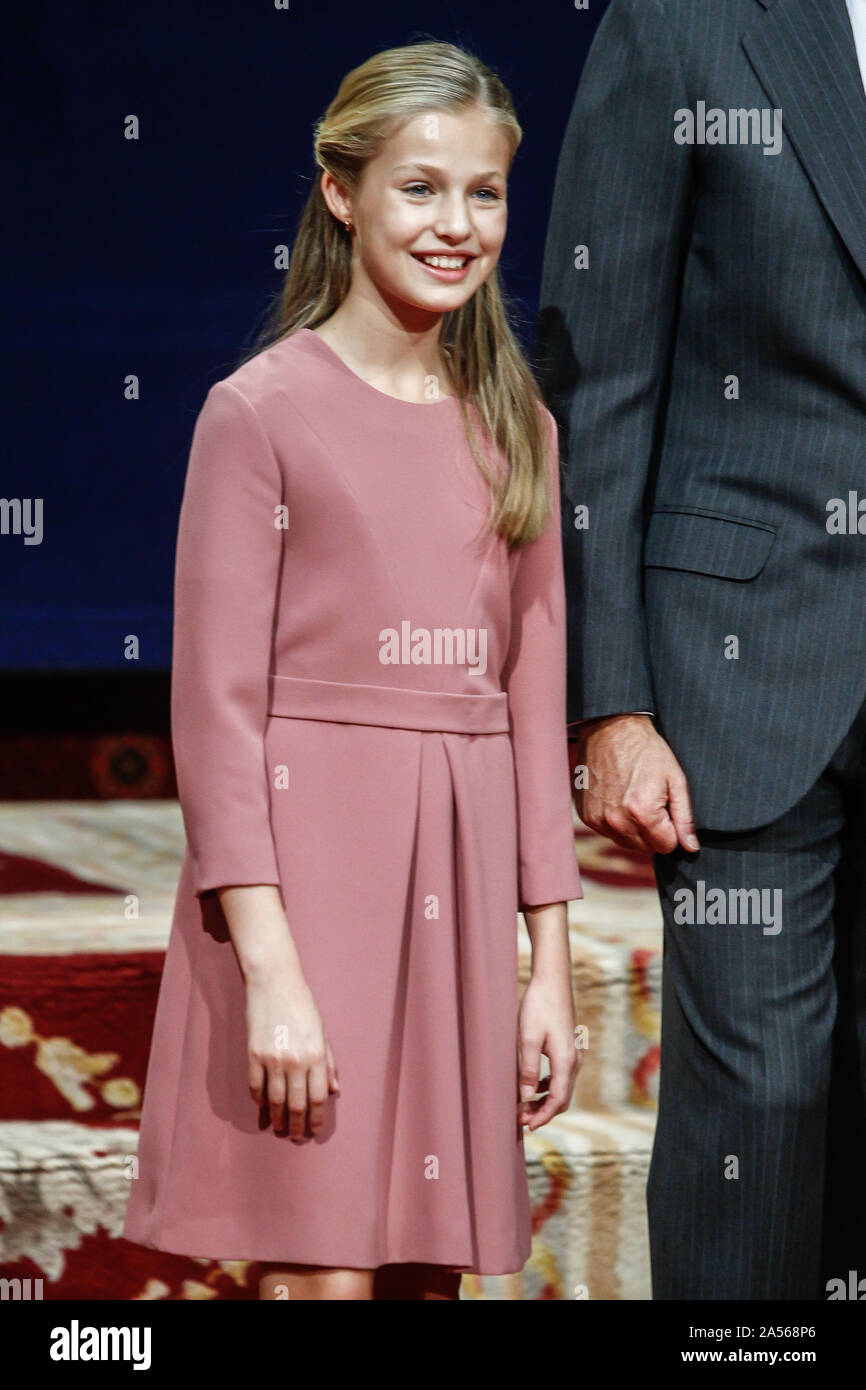 OVIEDO, Spagna - 18 ottobre: Principessa Sofia, Principessa Leonor, re Felipe e Regina Letizia assistere alla consegna delle medaglie per la Principessa delle Asturie 2019 vincitori premi a Oviedo, in Spagna il 18 ottobre 2019. Credito: Jimmy Olsen/Media punzone ***Nessuna Spagna*** Foto Stock