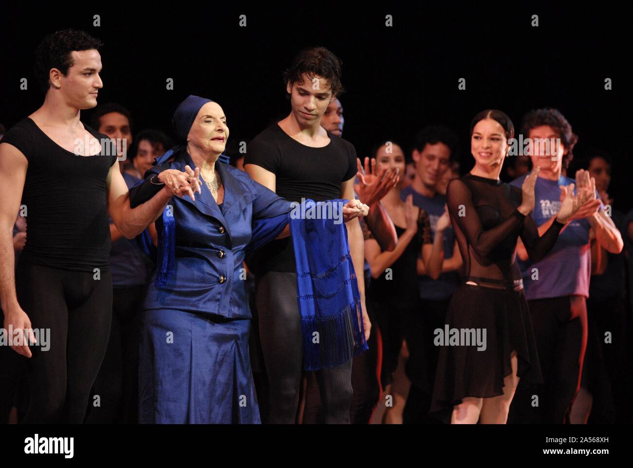 (191018) -- L'AVANA, 18 ottobre 2019 (Xinhua) -- File foto scattata su 28 Ottobre, 2010 mostra a Cuba prima ballerina Alicia Alonso (2a L, anteriore) a La Havana International Ballet Festival a l'Avana, Cuba. Conosciuto in tutto il mondo prima ballerina assoluta Alicia Alonso morì il giovedì all'età di 98, il Balletto Nazionale di Cuba (BNC) ha detto in una release. (Foto di Joaquin Hernandez/Xinhua) Foto Stock