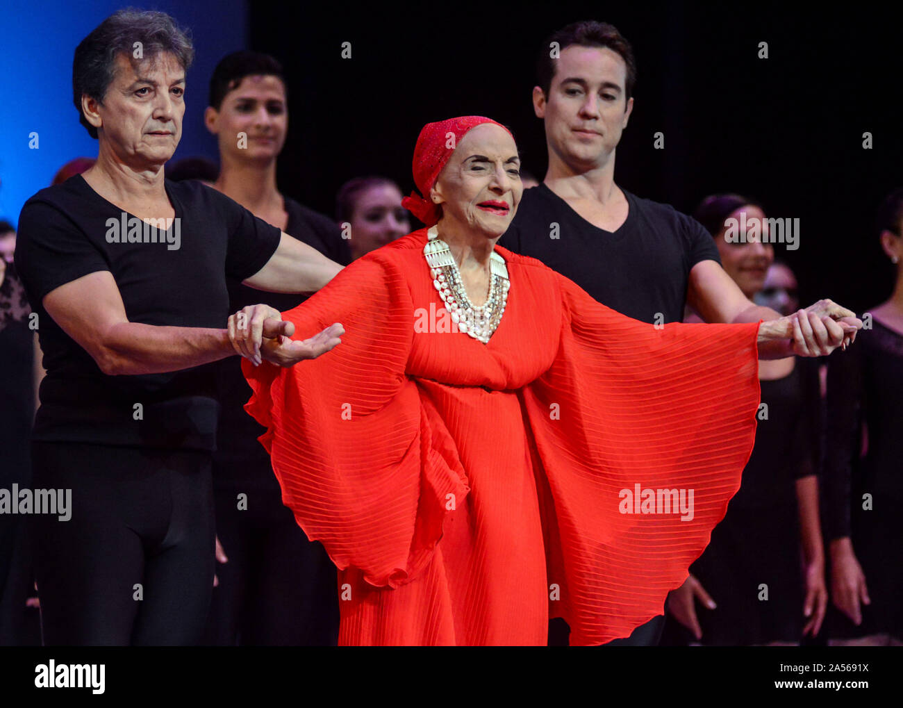 (191018) -- L'AVANA, 18 ottobre 2019 (Xinhua) -- File foto scattata su 28 Ottobre, 2016 mostra a Cuba prima ballerina Alicia Alonso (C) a La Havana International Ballet Festival a l'Avana, Cuba. Conosciuto in tutto il mondo prima ballerina assoluta Alicia Alonso morì il giovedì all'età di 98, il Balletto Nazionale di Cuba (BNC) ha detto in una release. (Foto di Joaquin Hernandez/Xinhua) Foto Stock