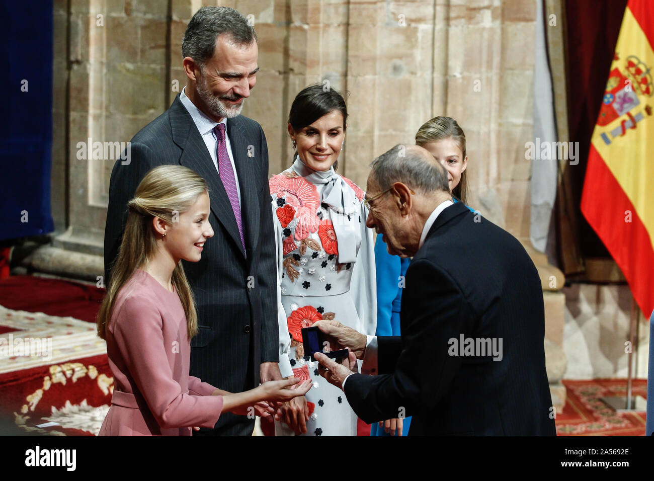 OVIEDO, Spagna - 18 ottobre: Principessa Sofia, Principessa Leonor, re Felipe e Regina Letizia assistere alla consegna delle medaglie per la Principessa delle Asturie 2019 vincitori premi a Oviedo, in Spagna il 18 ottobre 2019. Credito: Jimmy Olsen/Media punzone ***Nessuna Spagna*** Foto Stock