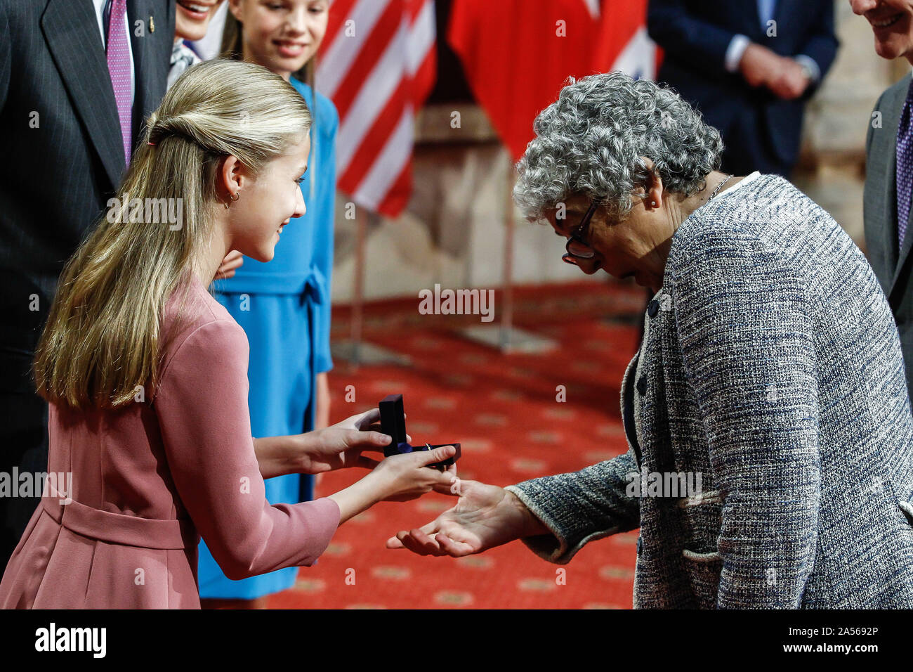 OVIEDO, Spagna - 18 ottobre: Principessa Sofia, Principessa Leonor, re Felipe e Regina Letizia assistere alla consegna delle medaglie per la Principessa delle Asturie 2019 vincitori premi a Oviedo, in Spagna il 18 ottobre 2019. Credito: Jimmy Olsen/Media punzone ***Nessuna Spagna*** Foto Stock