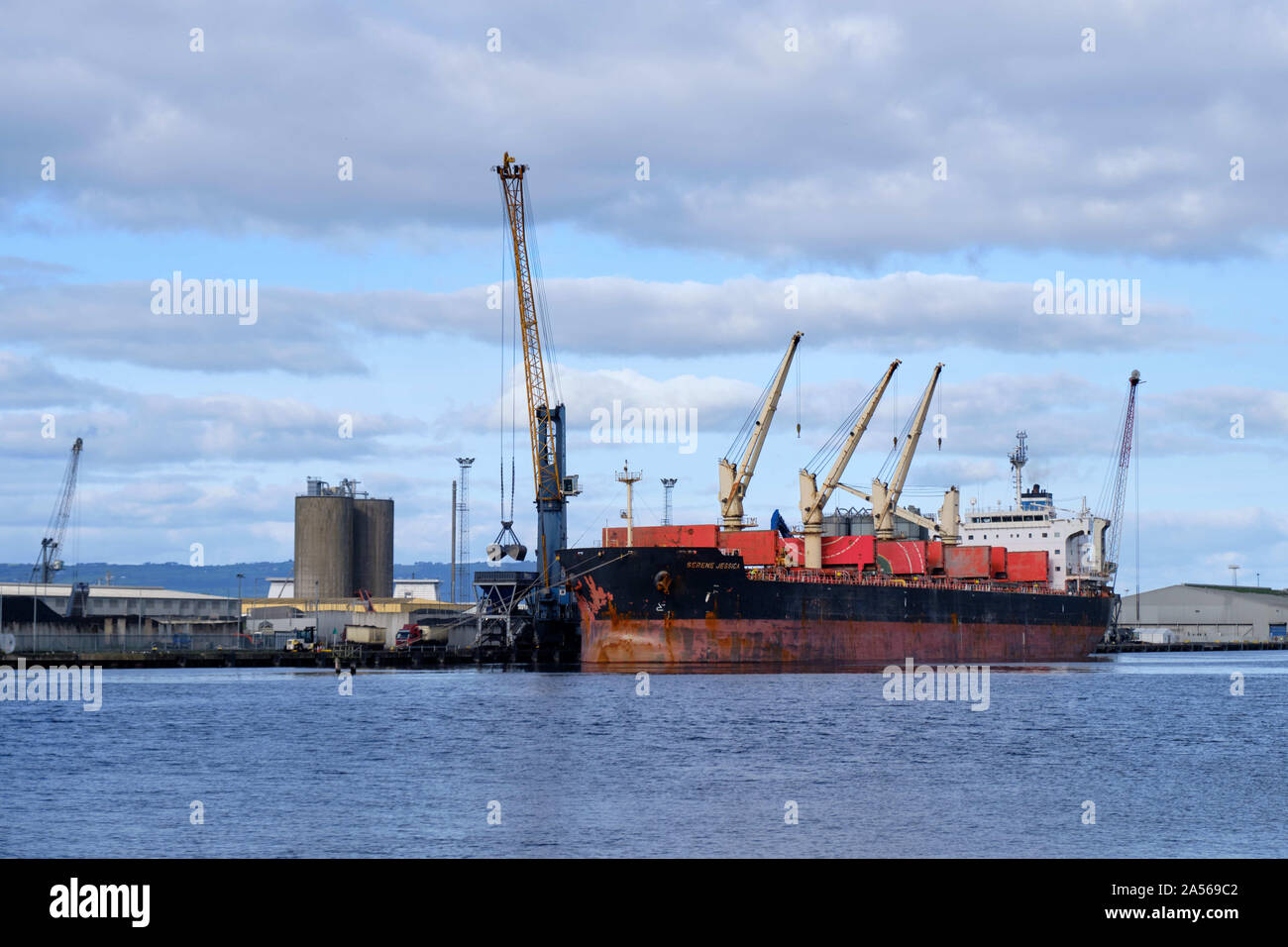 Nave venga scaricata al porto di Belfast, Irlanda del Nord Foto Stock