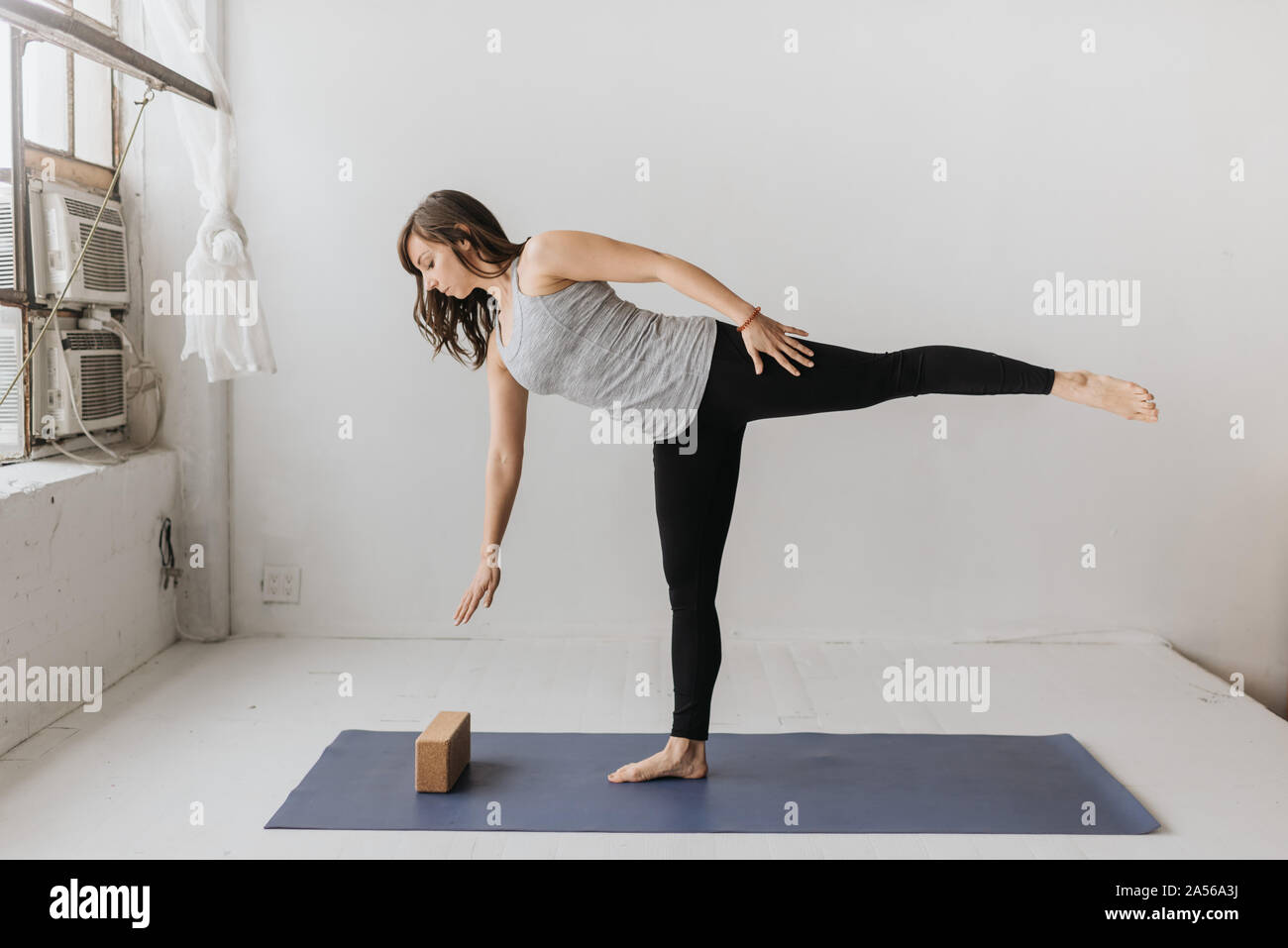 La donna a praticare yoga in studio Foto Stock