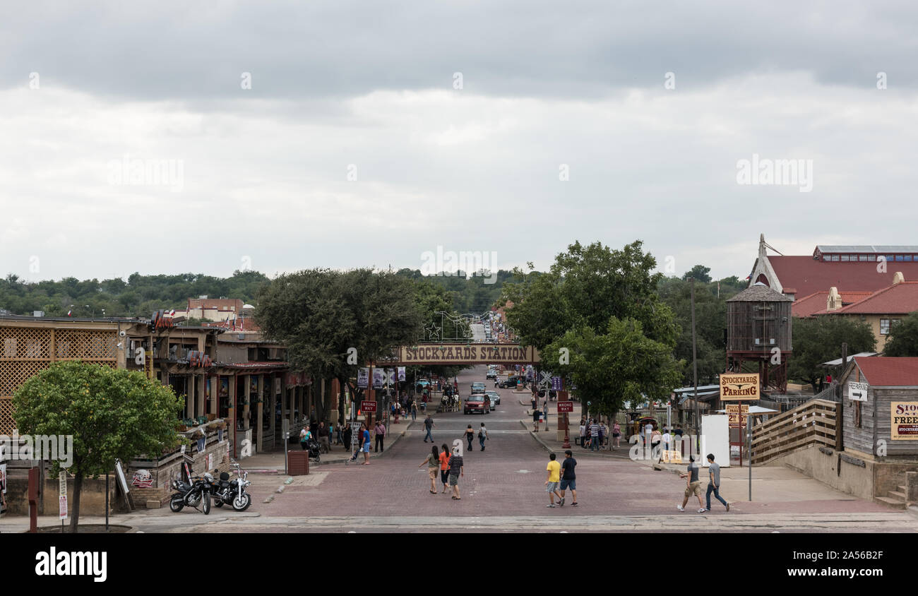 Vista da sopra la stazione di Stockyards district, un hub turistici sul luogo della vecchia Fort Worth Stockyards a Fort Worth, Texas. Qui due volte al giorno, cowpokes mandria Texas Longhorns in una passeggiata (certamente non una corsa dei tori) a beneficio dei visitatori Foto Stock