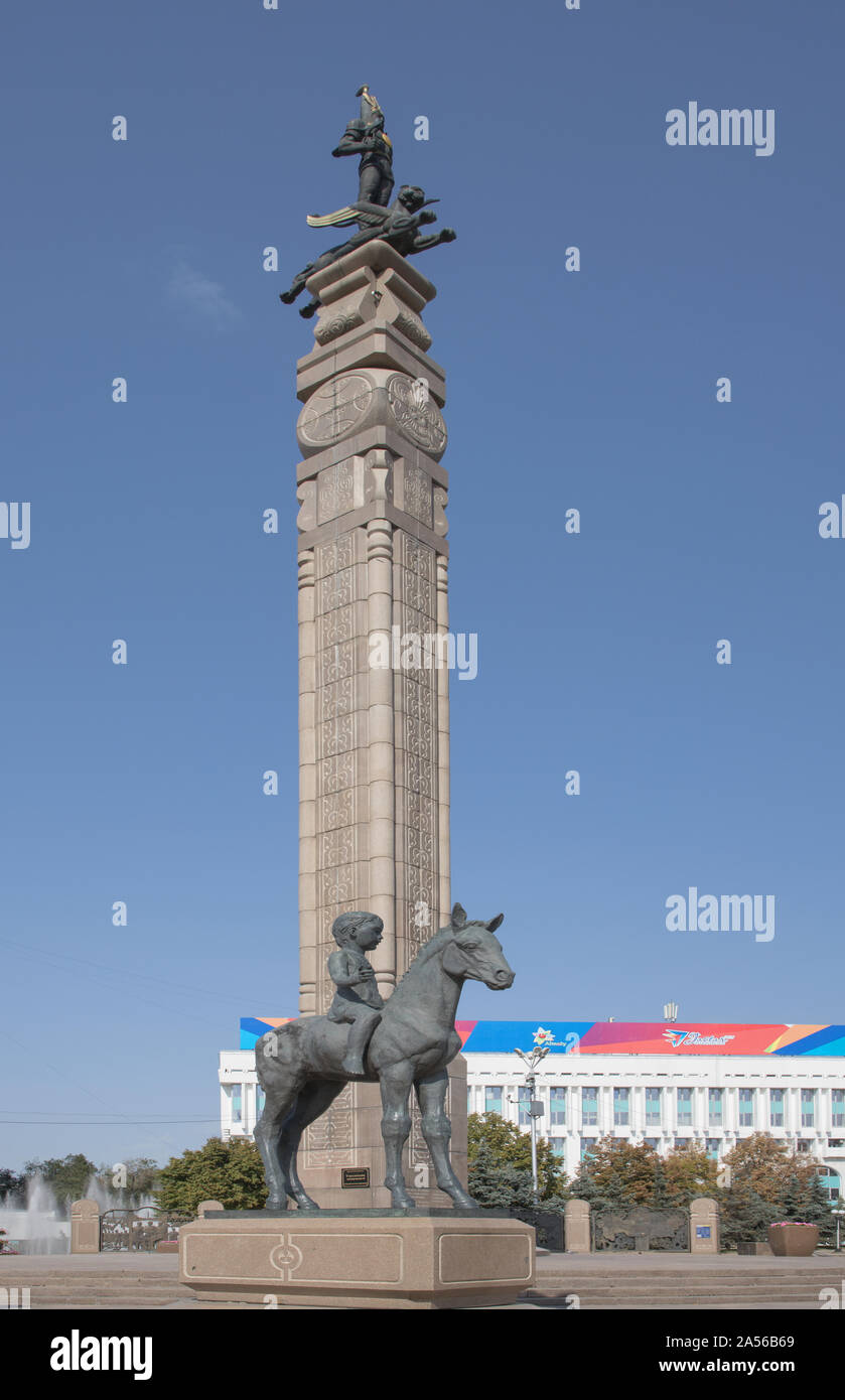 Indipendenza monumento in Piazza della Repubblica Almaty Kazakhstan Foto Stock