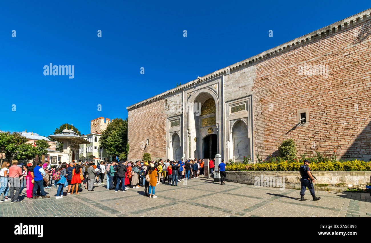 ISTANBUL Turchia una linea di turisti in coda per entrare al Palazzo Topkapi o serraglio Foto Stock