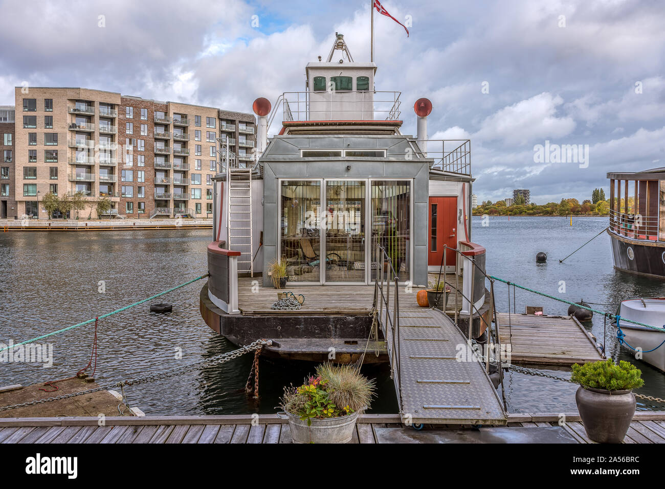 Passerella a una moderna casa galleggiante nel porto del sud di Copenaghen, 12 Ottobre 2019 Foto Stock