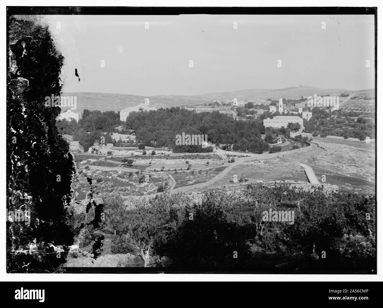Vista da ovest del villaggio di Emmaus Qubeibeh) mostra la chiesa francescana e nel convento, con Nebi Samwil sull orizzonte Foto Stock