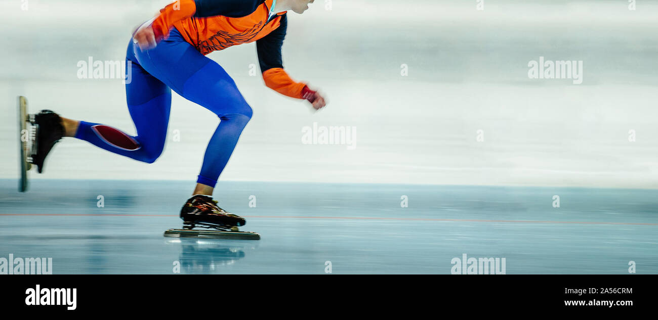 Uomo Skater ghiaccio sul pattinaggio di velocità la sfocatura movimento. banner panoramica, copia il concetto di spazio Foto Stock