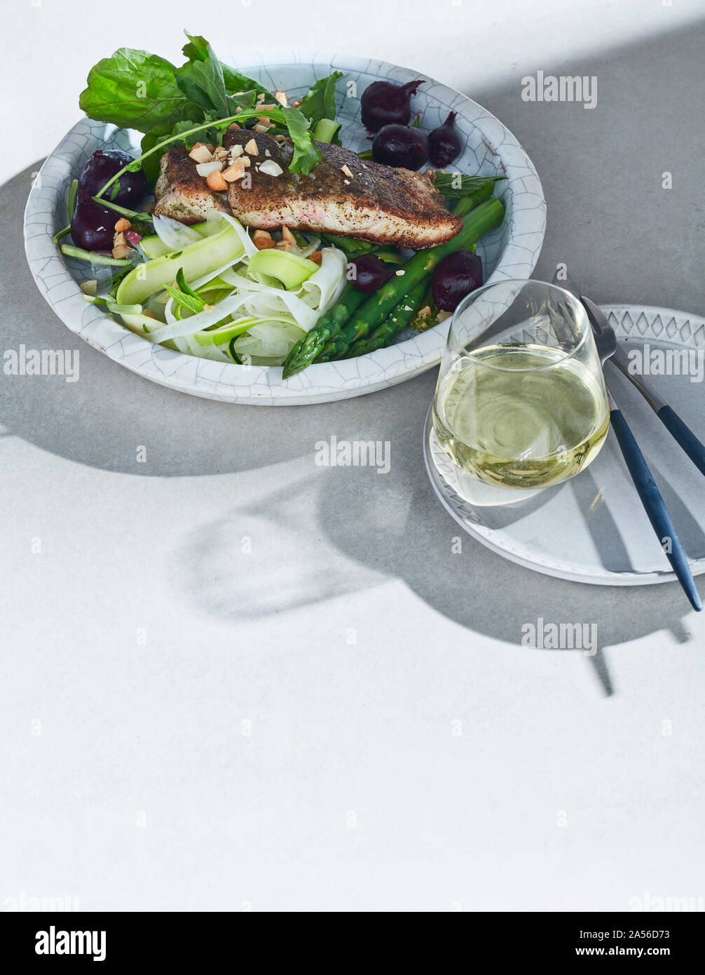 Elevato La chiave ancora in vita con il barramundi Lemon Myrtle e spezie nativo sul tavolo bianco Foto Stock