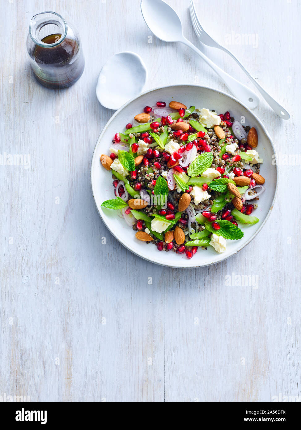 Lenticchia tricolore e la quinoa insalata con condimento di cannella Foto Stock