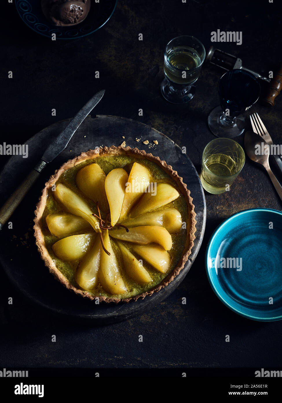 Il pistacchio frangipane pera affogata tart Foto Stock