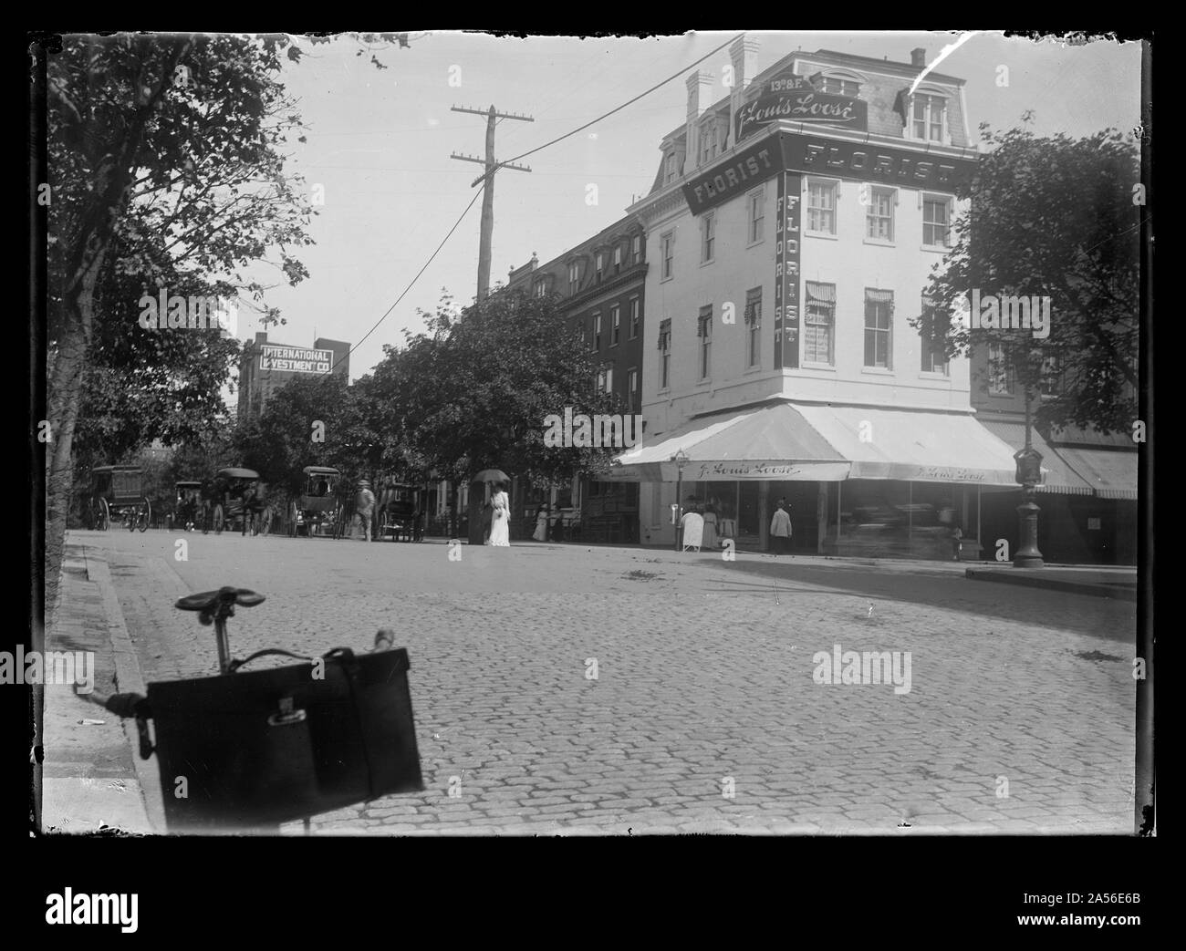 Vista la Tredicesima strada, N.W., dal lato est, guardando a Nord dalla F Street mostra J. Louis Loosi il fioraio sull'angolo Foto Stock