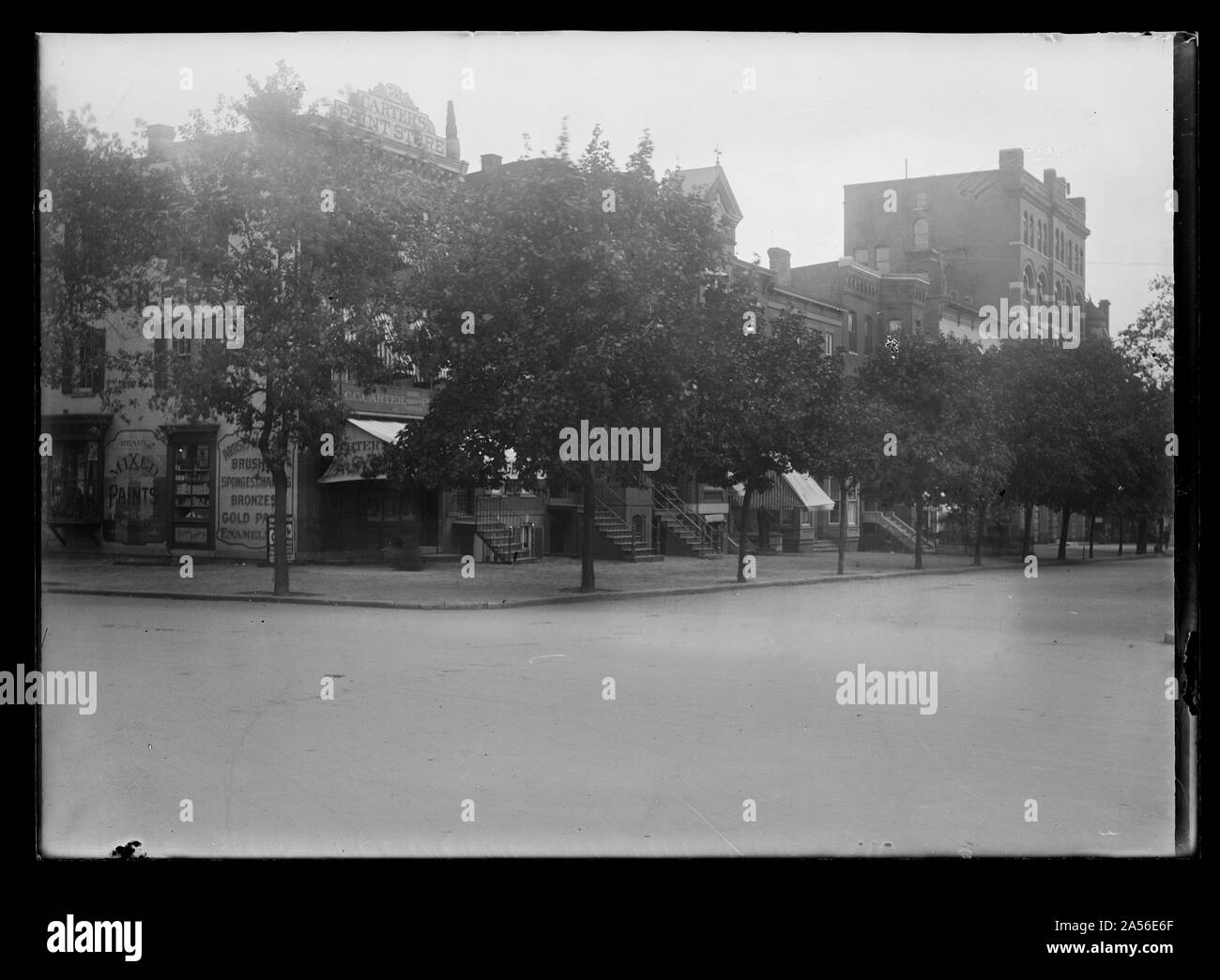 Vista della 13th Street, East side, guardando a sud da H Street con Carter del negozio di vernice sull'angolo Foto Stock