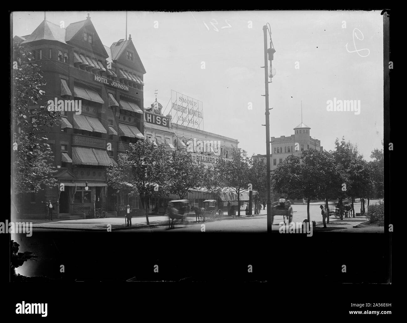 Vista la Tredicesima strada, N.W., dal lato est, guardando a sud di la E Street verso Pennsylvania Avenue con vista laterale del Hotel Johnson all'angolo e Robert Mantell's Cigar Shop e di altre aziende nelle vicinanze Foto Stock