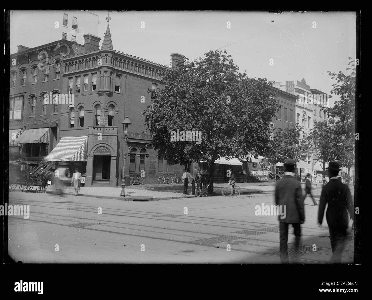 Vista la Tredicesima strada, N.W., lato ovest, guardando a Nord dalla F Street che mostra di H.F. Bachman & Co. Il banchiere e Brokers all'angolo e gli altri negozi sul blocco Foto Stock