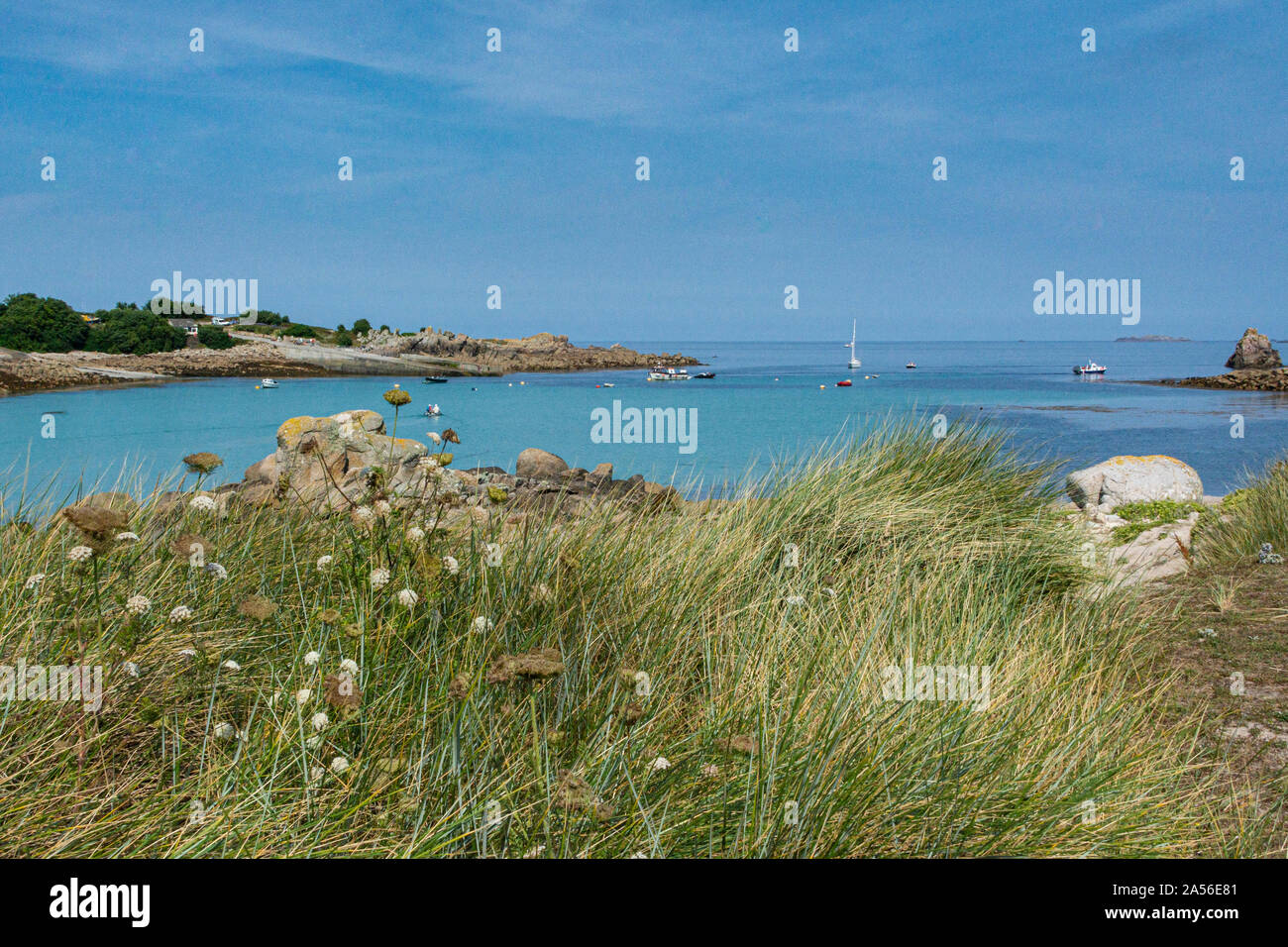 Vista da Gugh di barche a Porth Conger tra St Anges e Gugh, isole di Scilly Foto Stock