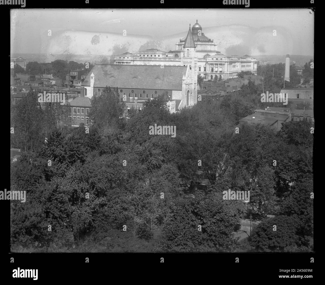 Vista della seconda strada, tra North Carolina Avenue & Viale Indipendenza, guardando a Nord di N.W. da Providence Hospital mostra una vista di San Pietro Catholice chiesa e la Biblioteca del Congresso' Thomas Jefferson Building Foto Stock