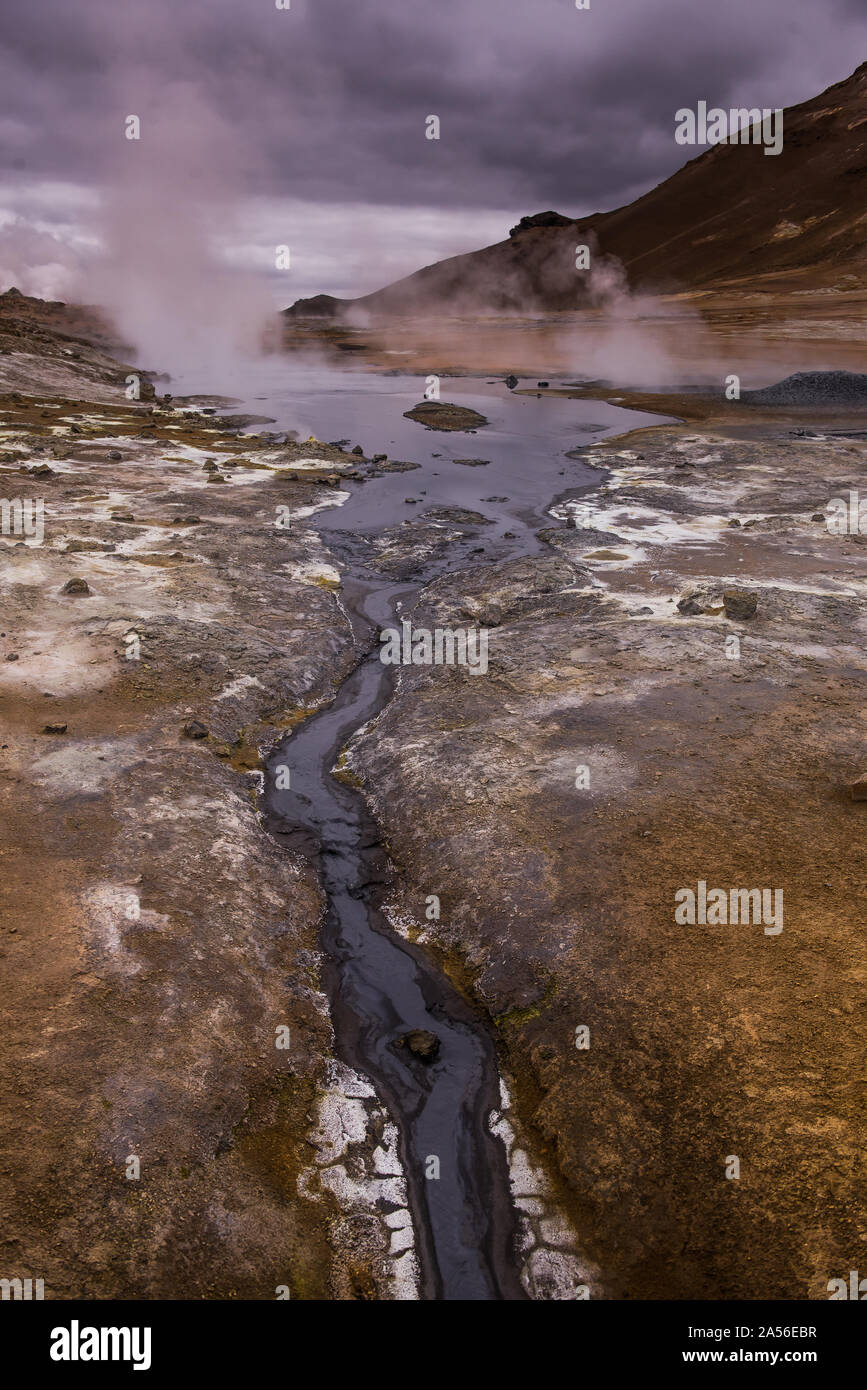 Il vapore che salgono dal paesaggio geotermica, Namaskard hverir, Myvatn, Islanda Foto Stock