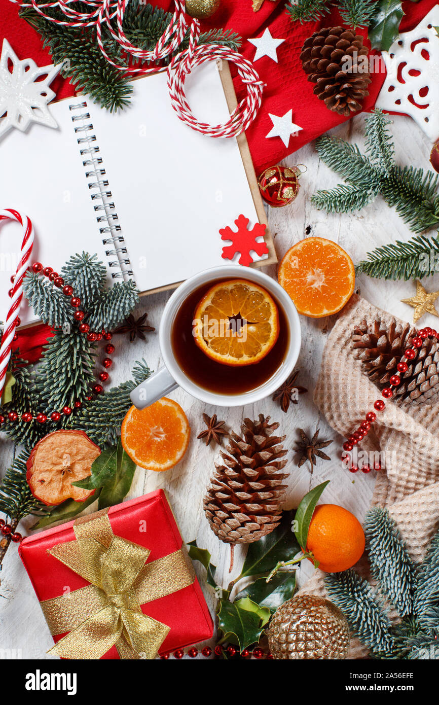 Composizione di Natale con i notebook, tazza di tè e confezione regalo vista superiore Foto Stock