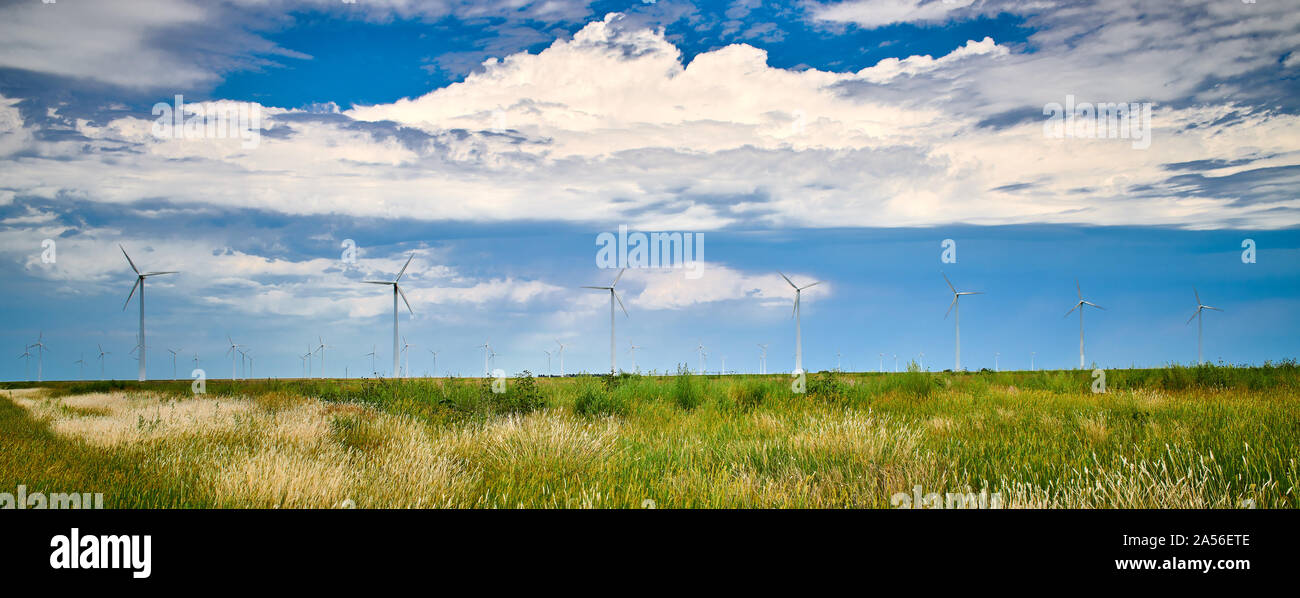 Mulini a vento sulla pianura del Kansas. Foto Stock