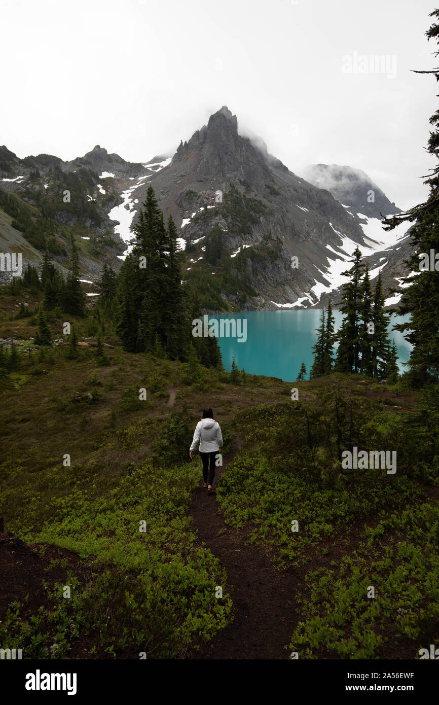 Tourist esplorare deserto, alpino lago blu, Washington, Stati Uniti d'America Foto Stock