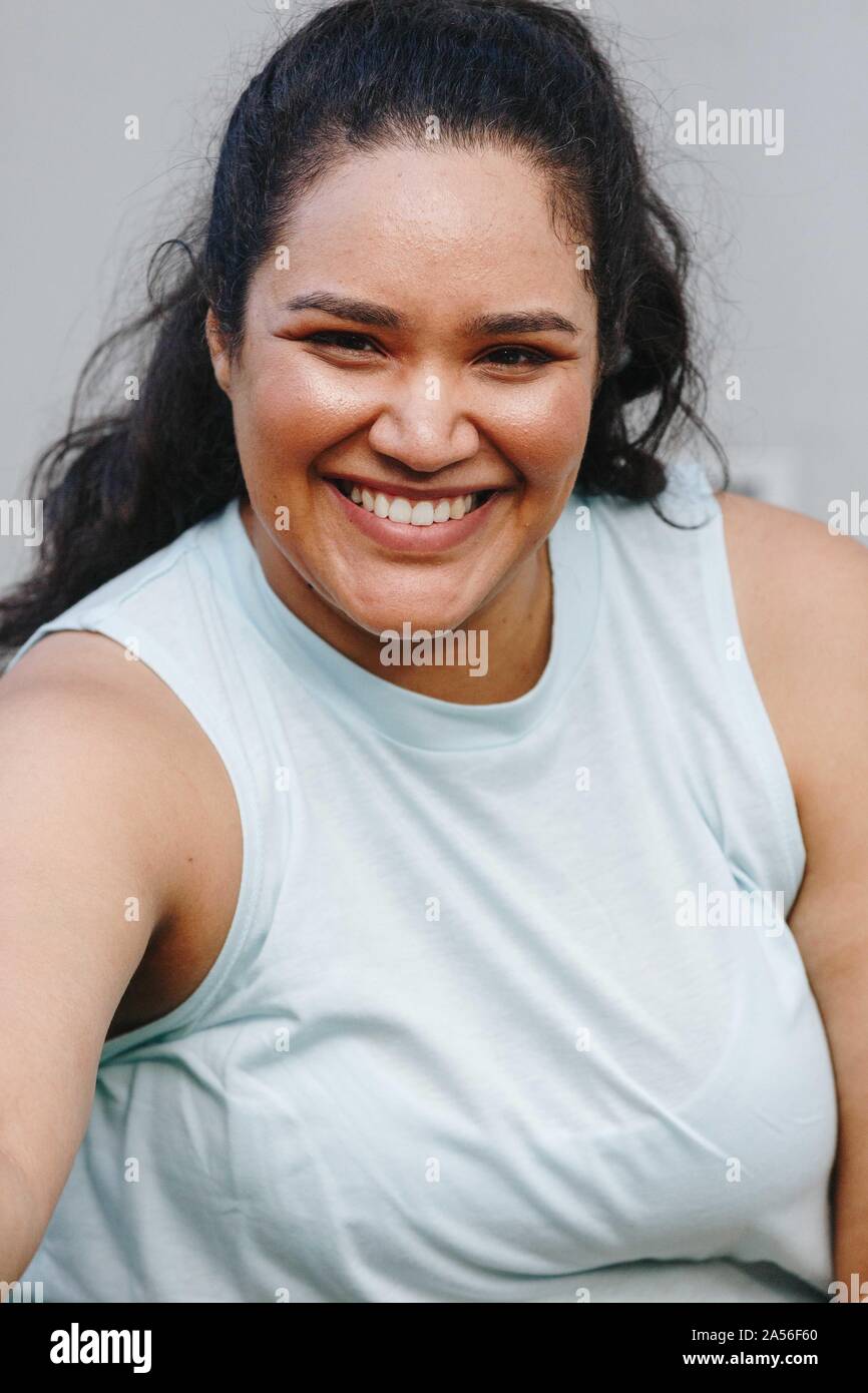 Ritratto di donna sorridente Foto Stock