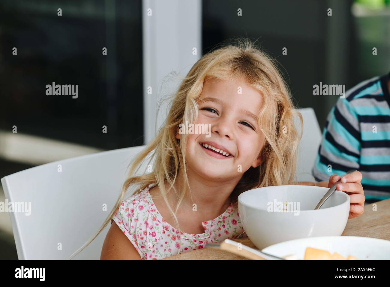 Felice bambina la finitura il pranzo a casa Foto Stock