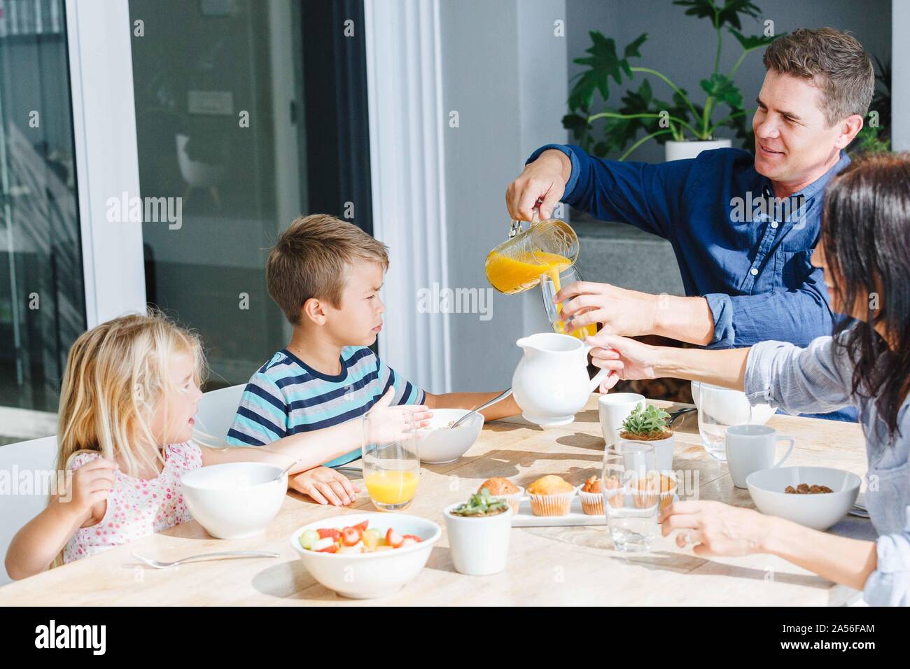 I genitori a pranzo con i bambini a casa Foto Stock
