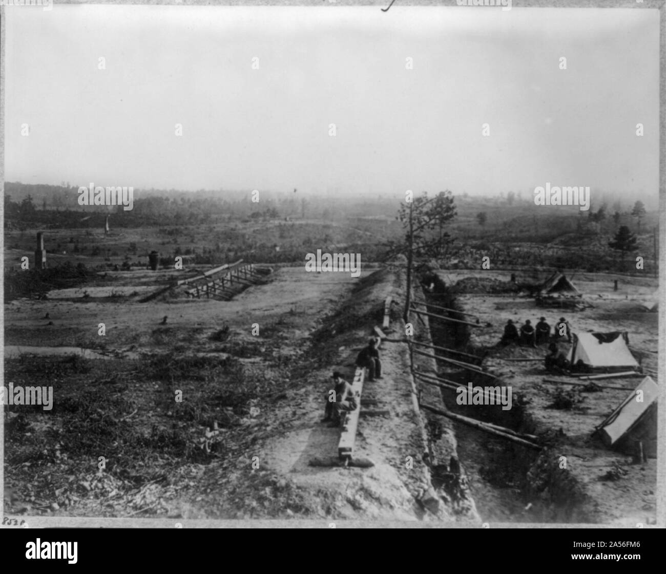 Vista delle linee Confederate appena a nord della Georgia R.R. guardando verso sud, [Atlanta, Georgia, 1864] Foto Stock