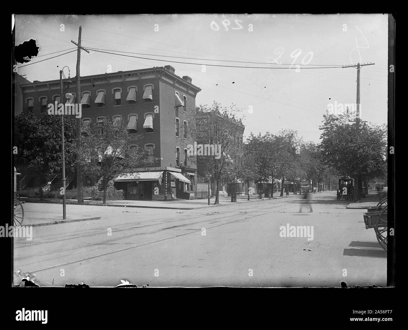 Vista la E Street, N.W., lato nord, guardando ad est dalla Tredicesima strada con un barbiere sull'angolo con altre aziende nelle vicinanze Foto Stock