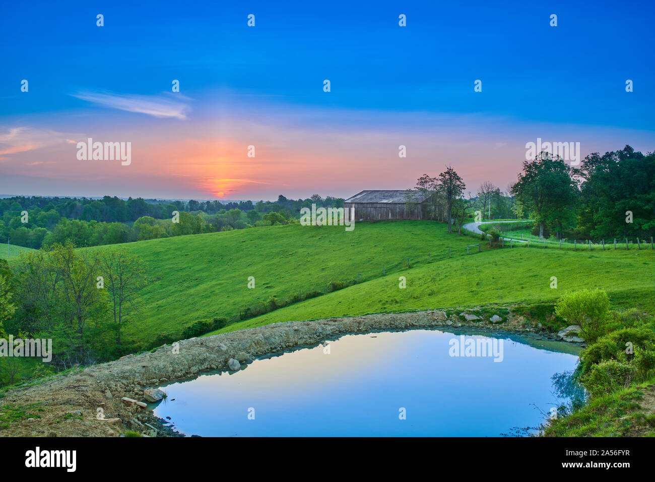 Sunrise Over Kentucky Farm con stagno. Foto Stock