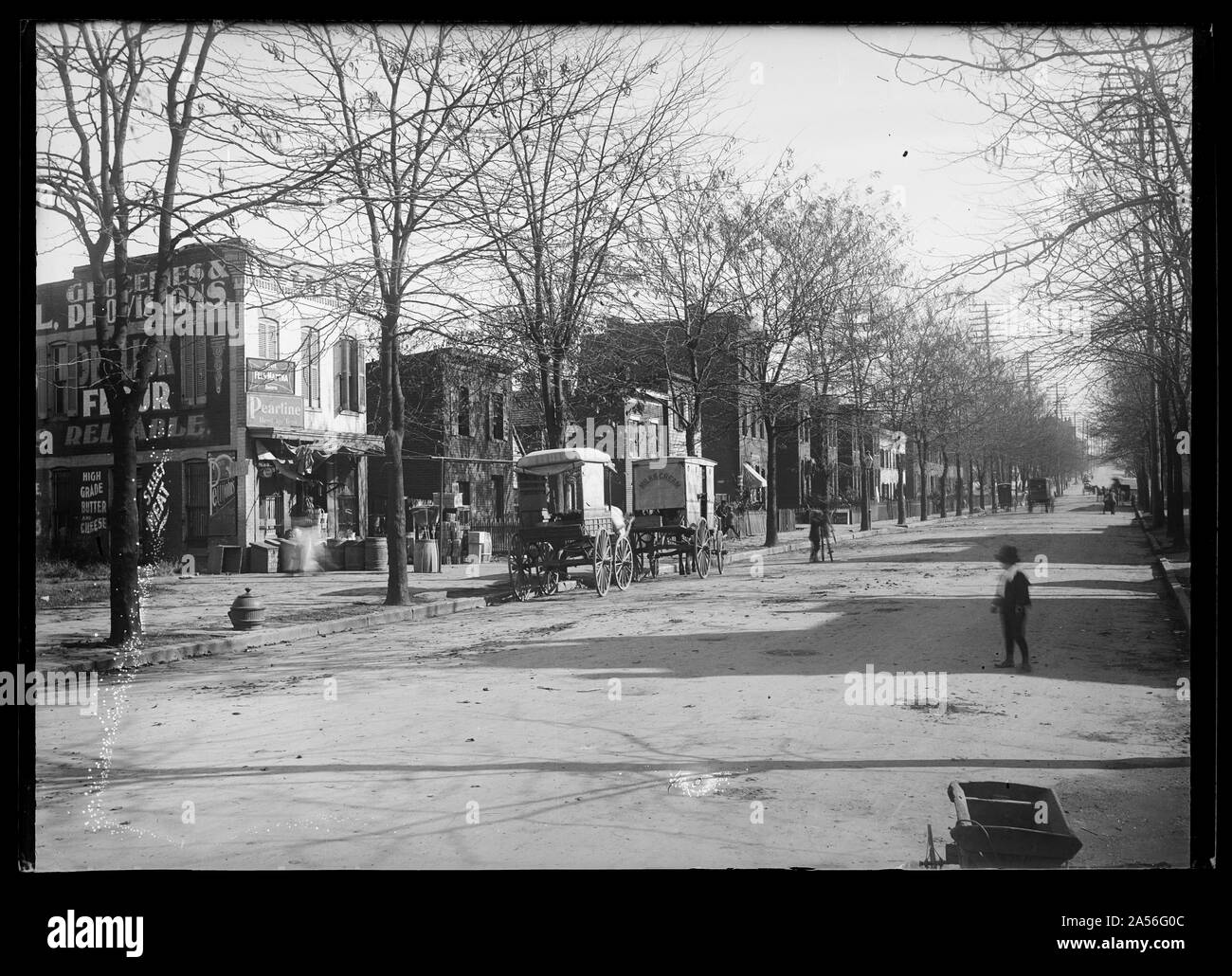 Vista la E Street, S.W., lato nord, guardando ad est dal Delaware Avenue, mostrando un supermercato all'angolo Foto Stock