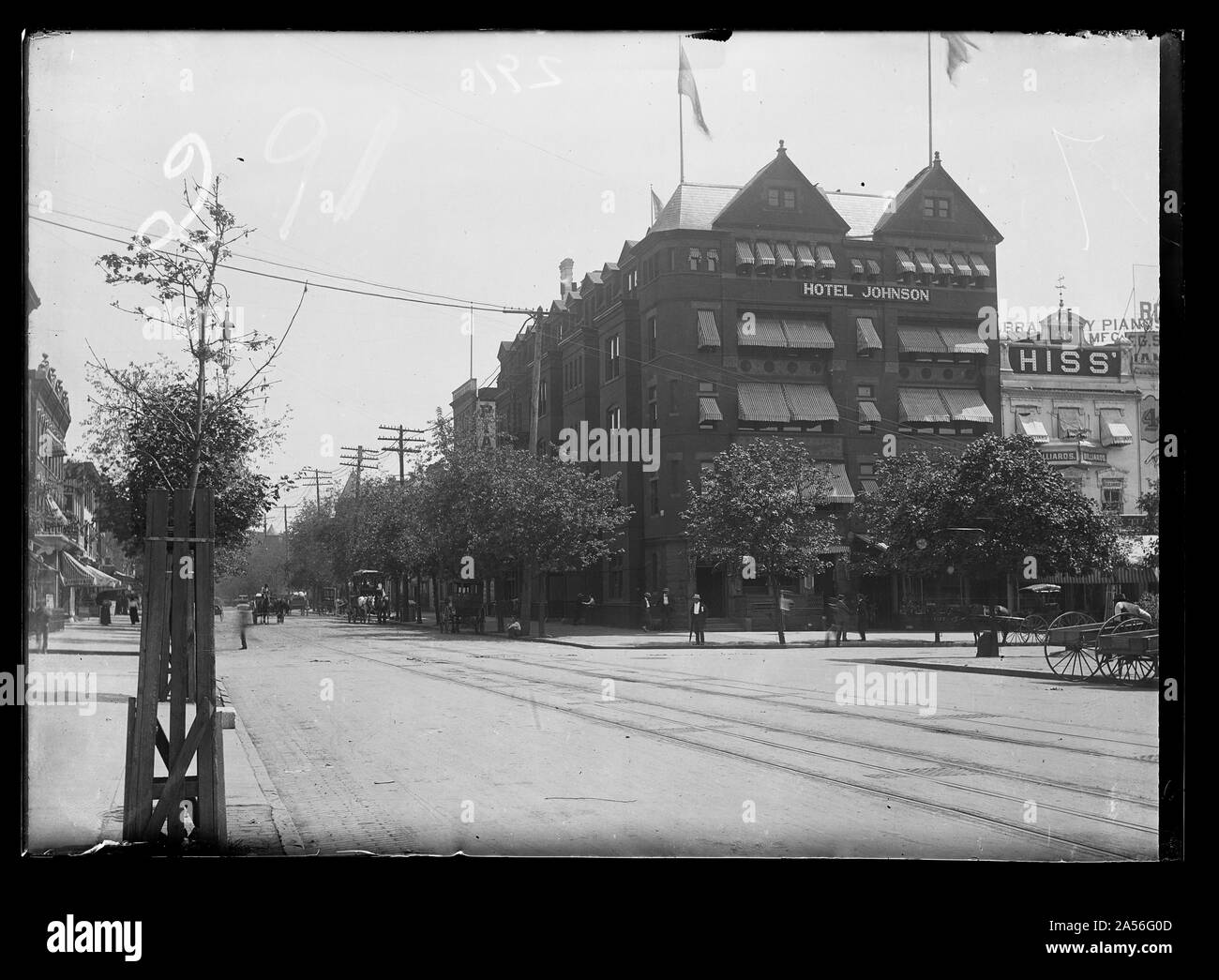 Vista la E Street, N.W., gran parte del lato sud, guardando ad est dalla Tredicesima strada mostra Hotel Johnson all'angolo e adiacente alle aziende Foto Stock