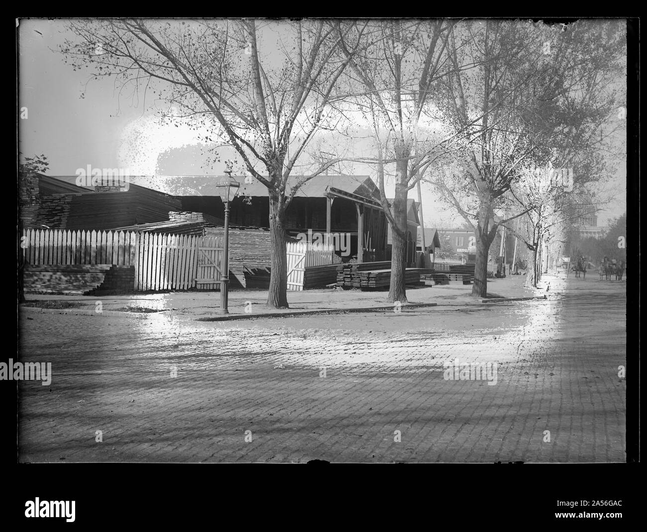 Vista del G Street & South Capitol, S.W., cercando N.W. mostra un deposito di legname all'angolo Foto Stock