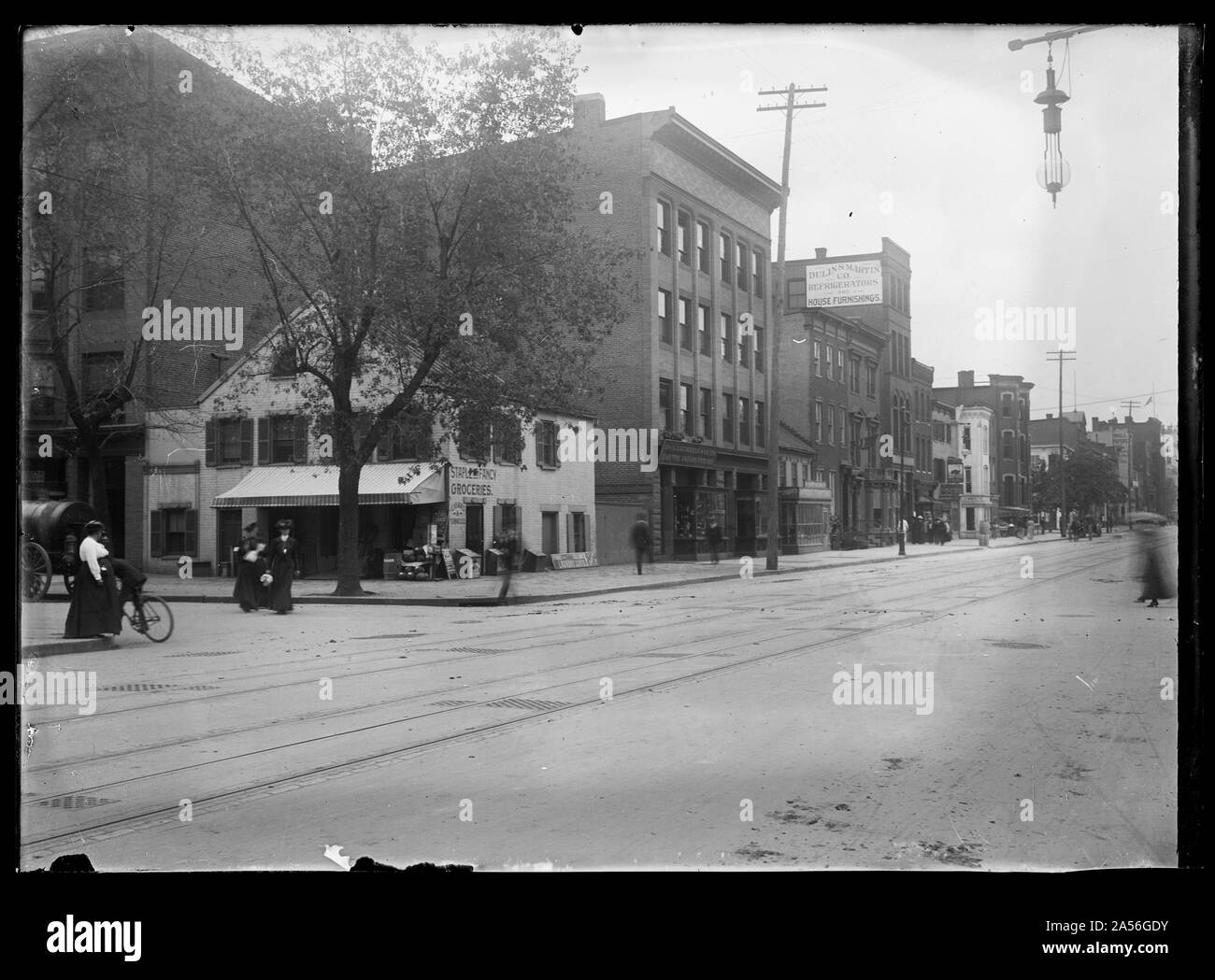 Vista del G Street N.W., lato sud, guardando ad ovest dalla 12th Street che mostra un supermercato all'angolo, Dunlin S. Martin Co. di arredamento per la casa e vari altri negozi Foto Stock