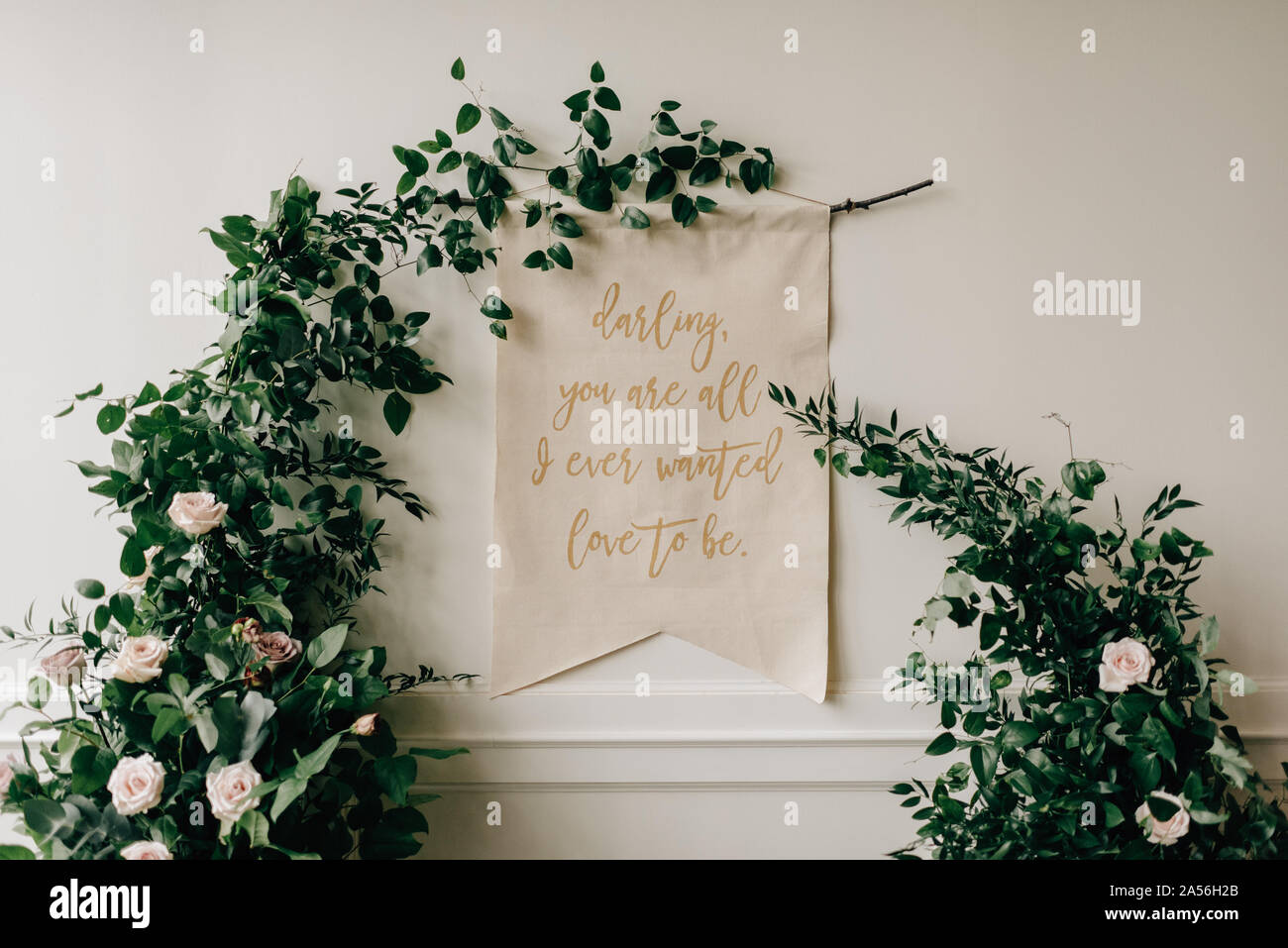 Messaggio romantico sul tessile, pendente dal fogliame floreali decorazione al ricevimento di nozze Foto Stock