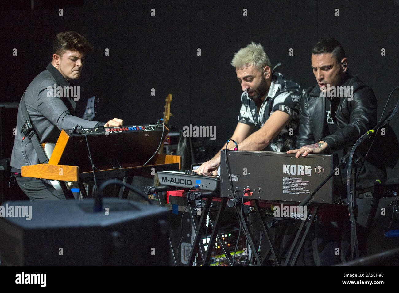 Napoli, Italia. Xvii oct, 2019. Il Kolors sono una band italiana formata da Stash Fiordispino (vocals, chitarra), Alex Fiordispino (tamburi) e Daniele Mona (synth). Il Kolors partecipare all'edizione 2015 di "Amici", un programma condotto da Maria De Filippi su Canale 5, aggiudicandosi la vittoria e anche il premio della critica. (Foto di Massimo Solimene/Pacific Stampa) Credito: Pacific Press Agency/Alamy Live News Foto Stock