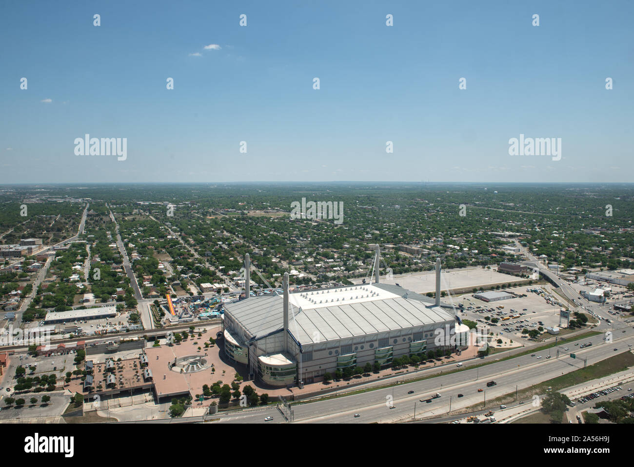 Vista di HemisFair Arena, casa dei San Antonio Spurs NBA Basketball team, preso dalla vicina Torre delle Americhe in San Antonio, Texas Foto Stock