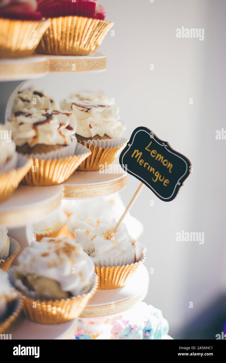 Tortine su torta stand al ricevimento di nozze, close up dettaglio Foto Stock