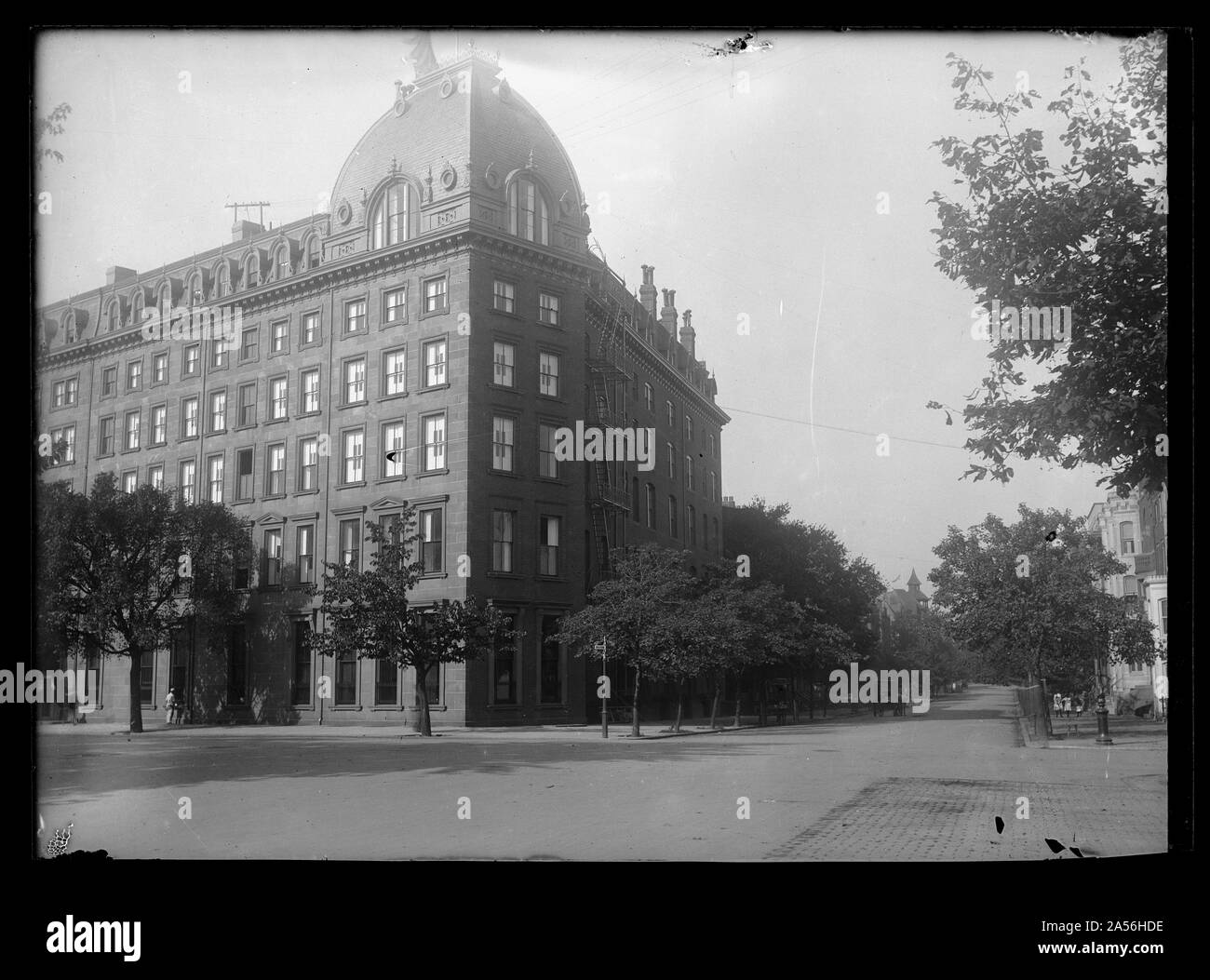 Vista ho Street N.W., guardando ad ovest dal Vermont Avenue & 15th Street che mostra vista angolata del Arlington Hotel Foto Stock