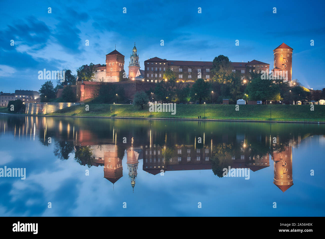 Foto del Castello di Wawel riflessione al blue ora Foto Stock