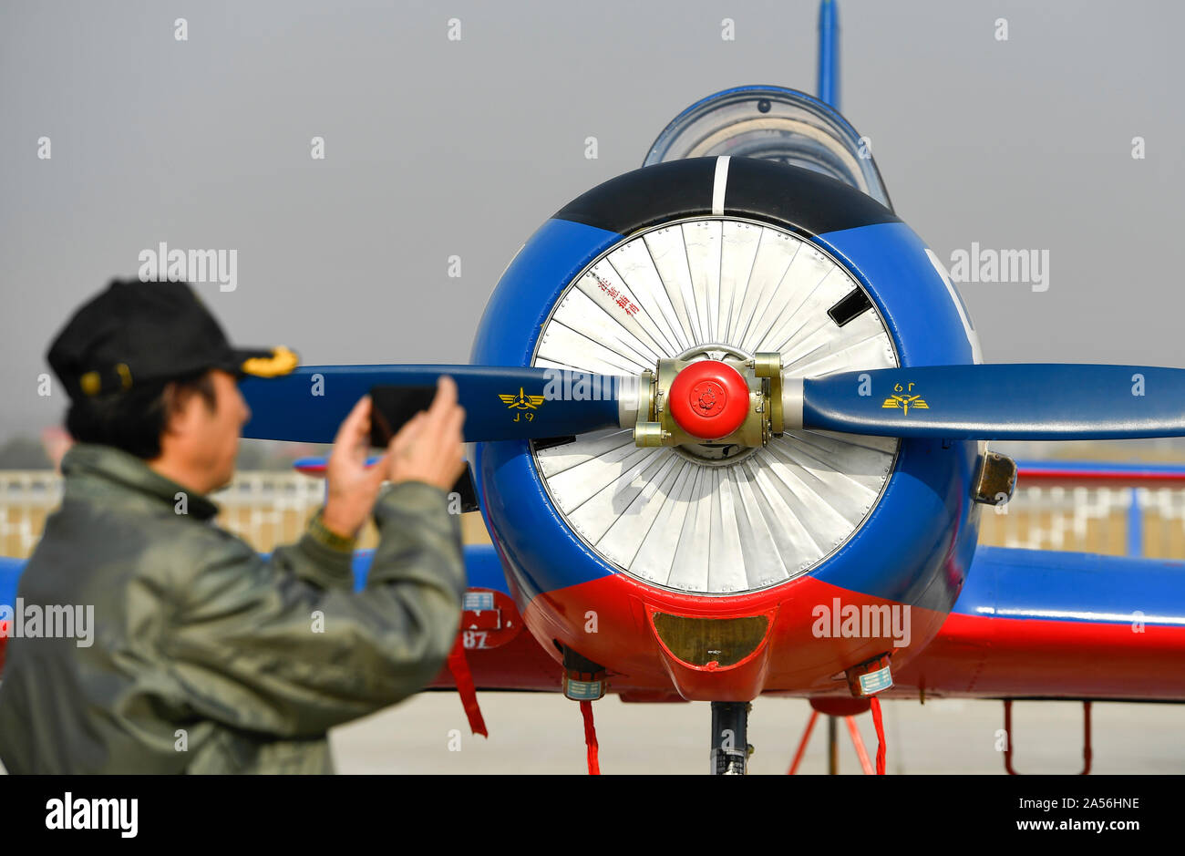 Changchun, la Cina della provincia di Jilin. Xviii oct, 2019. Un visitatore prende la foto di un aeromobile durante un air show tenutosi per celebrare il settantesimo anniversario della fondazione del popolo cinese della Esercito di Liberazione (PLA) Air force in Changchun, capitale del nord-est della Cina di provincia di Jilin, 18 ottobre 2019. Credito: Xu Chang/Xinhua/Alamy Live News Foto Stock