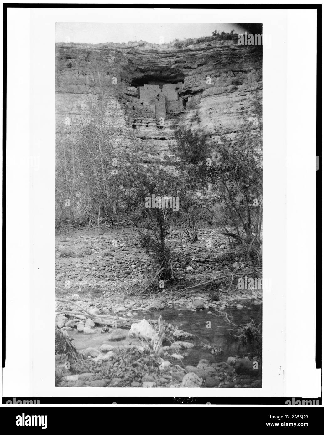 Vista di Montezuma Castle, 3 miglia a nord di Fort Verde, Arizona, mostrando Beaver Creek in primo piano / E.A.M. Foto Stock