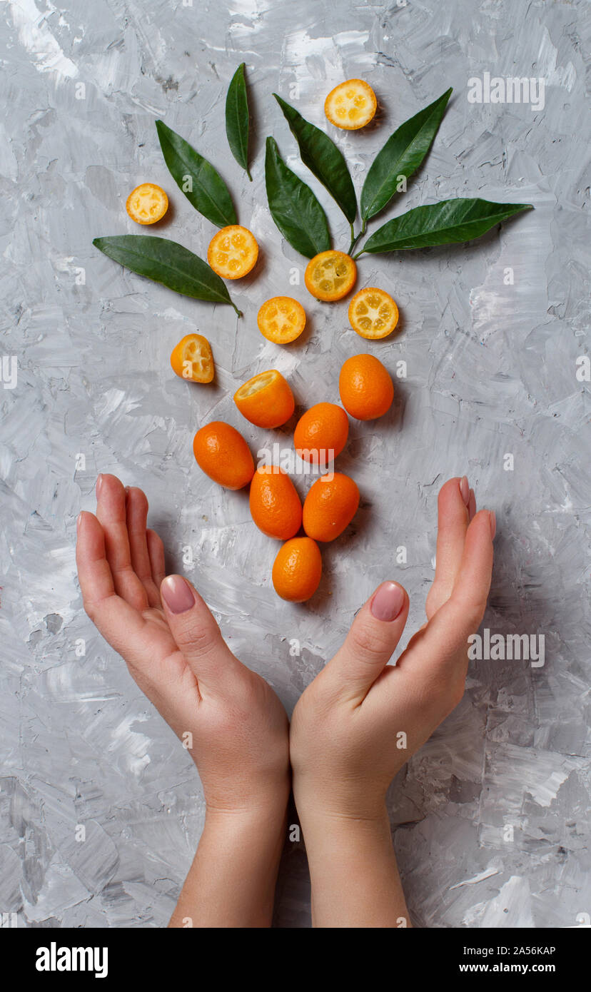 Kumquat frutti su sfondo grigio vista superiore Foto Stock