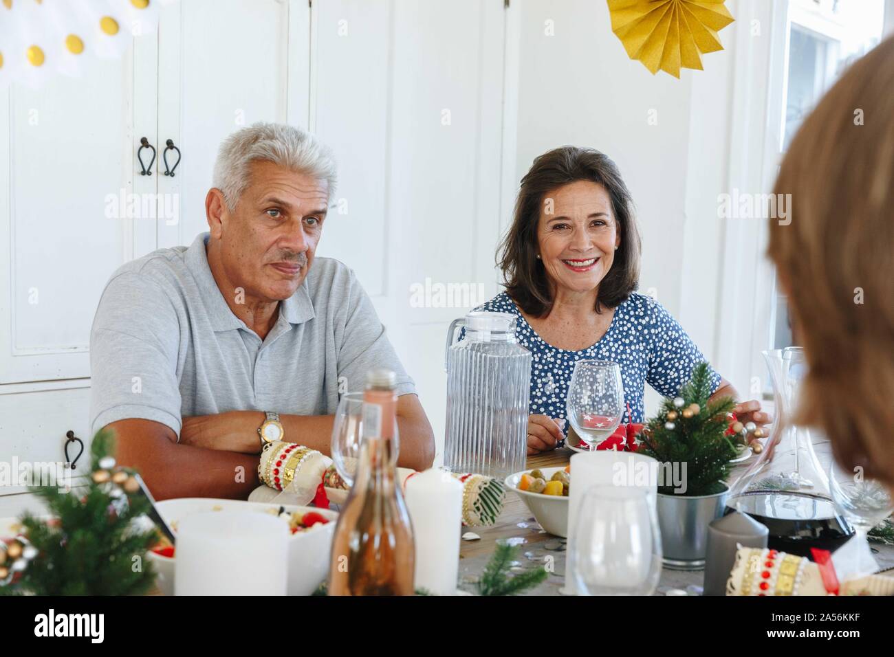 Coppia senior parlare con la famiglia a casa party Foto Stock