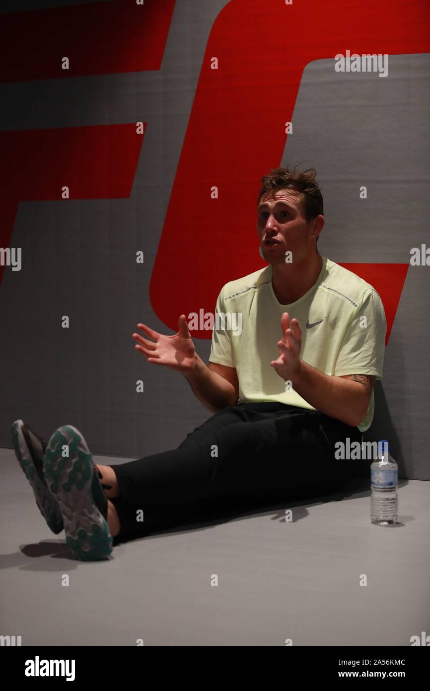 Darren fino a quando parla alla stampa durante una sessione di supporto in corrispondenza di UFC Palestra, Nottingham. Foto Stock