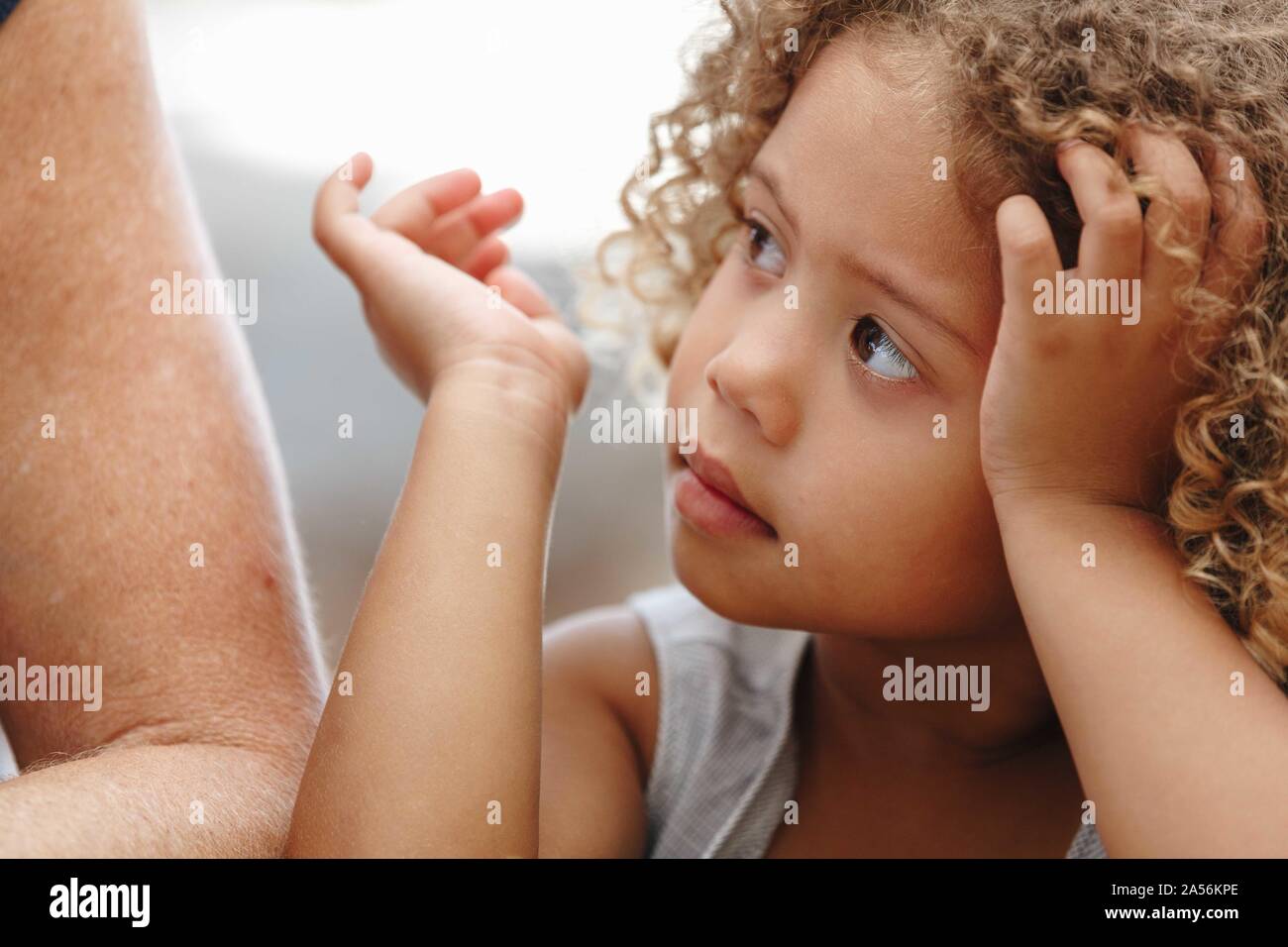 Ragazza in attento ascolto adulto Foto Stock