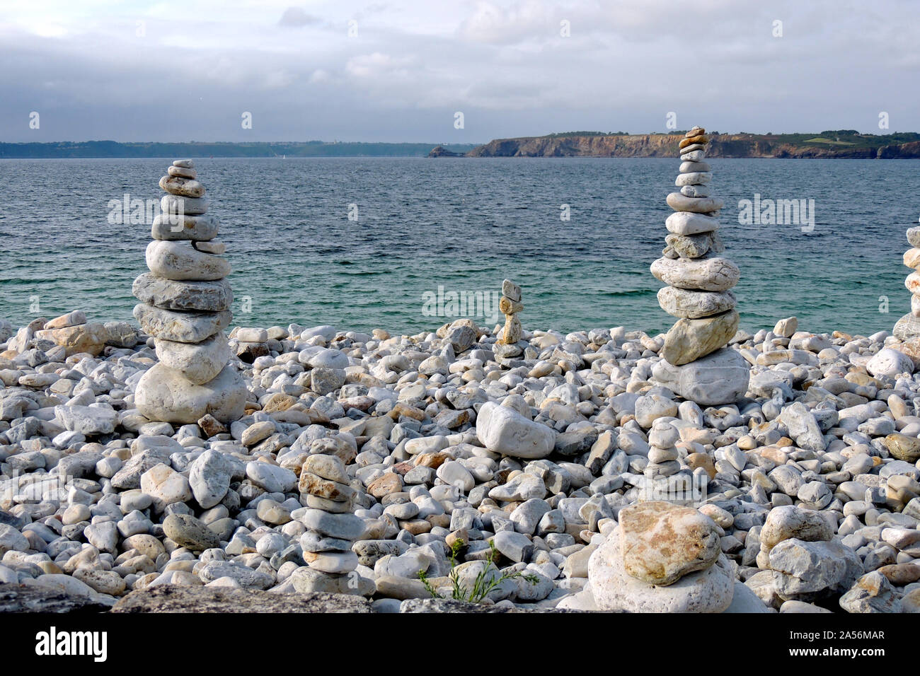 Camaret-sur-Mer, Francia. Rock stackings in costiera con il mare in background Foto Stock