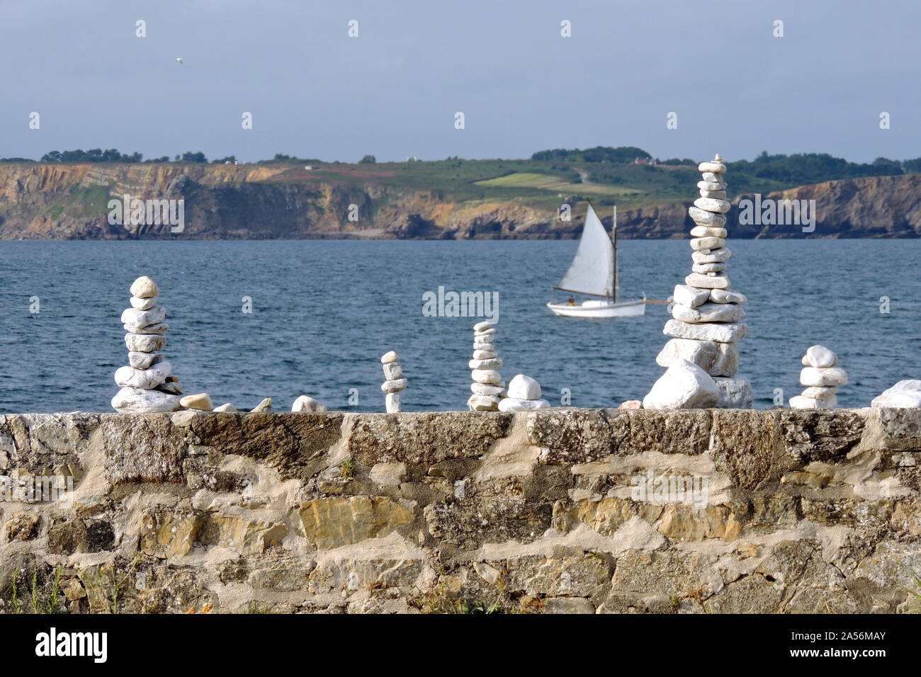 Camaret-sur-Mer, Francia. Rock stackings in costiera con il mare in background Foto Stock